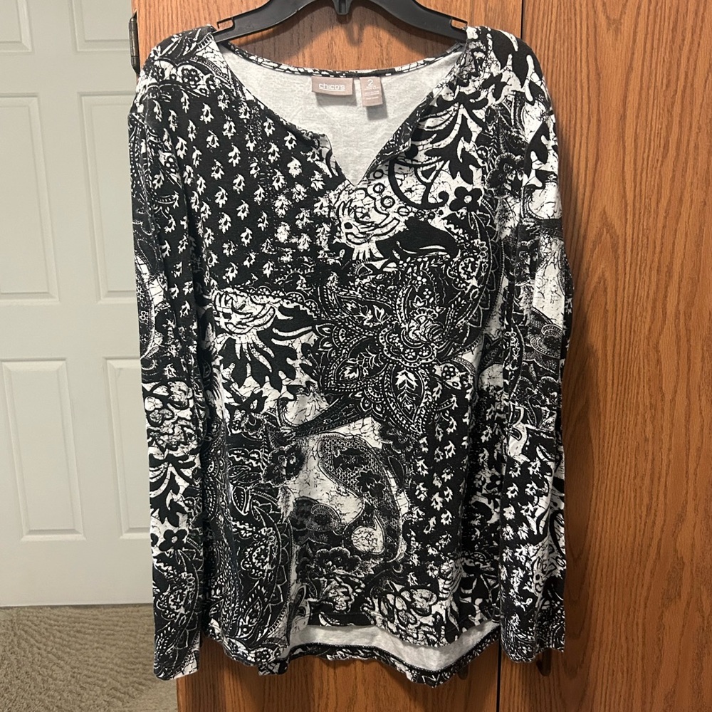 CHICO’S WOMENS SIZE 2 LONG SLEEVE BLACK AND WHITE DESIGN V NECK TOP